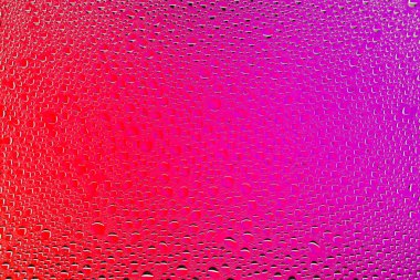 Yakın up bir su damlaları bir pink ve kaplı kırmızı degrade arka plan damla su - yoğunlaşma.