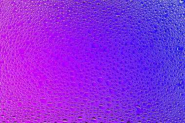 Yakın up bir su damlaları bir mor ve mavi degrade arka plan ile kaplı, damla su - yoğunlaşma.