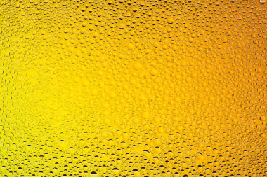 Yakın yukarı bir su damlaları bir turuncu ve sarı degrade arka plan ile kaplı, damla su - yoğunlaşma.