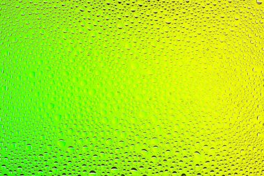 Yakın up bir su damlaları bir yeşil ve mavi degrade arka plan ile kaplı, damla su - yoğunlaşma.