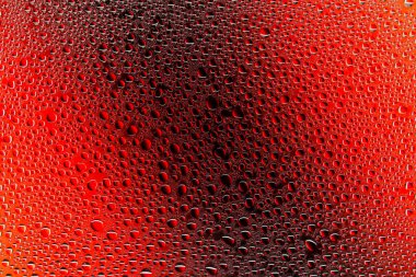 Yakın yukarı bir su damlaları bir kırmızı ve siyah degrade arka plan ile kaplı, damla su - yoğunlaşma.