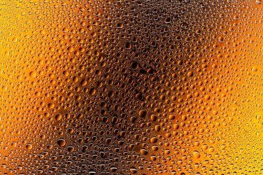 Yakın yukarı bir su damlası bir turuncu ve kahverengi degrade arka plan ile kaplı, damla su - yoğunlaşma.