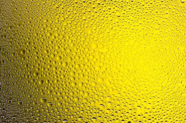 Yakın yukarı bir su damlaları bir turuncu ve sarı degrade arka plan ile kaplı, damla su - yoğunlaşma.