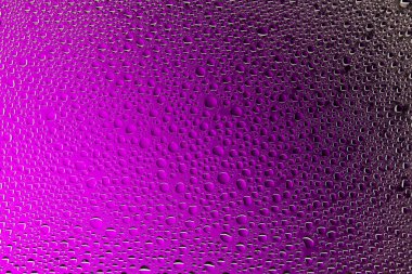 Yakın yukarı bir su damlaları bir mor ve pembe degrade arka plan ile kaplı, damla su - yoğunlaşma.