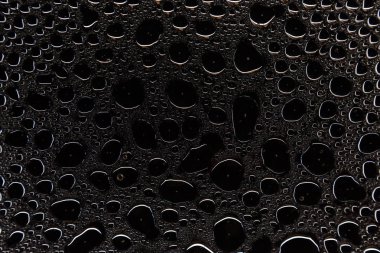 Yakın yukarı bir su damlası bir siyah ve beyaz degrade arka plan ile kaplı, damla su - yoğunlaşma.