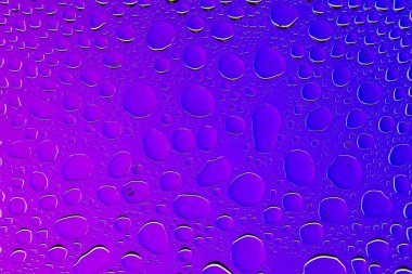 Yakın up bir su damlaları bir mor ve mavi degrade arka plan ile kaplı, damla su - yoğunlaşma.