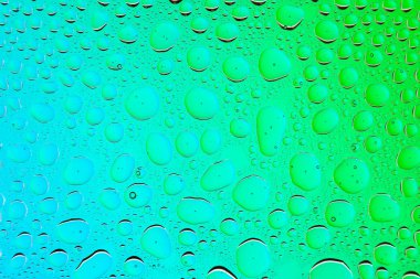 Yakın up bir su damlaları bir yeşil ve mavi degrade arka plan ile kaplı, damla su - yoğunlaşma.