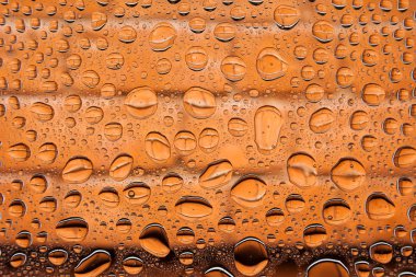 İn yakın kırmızı tuğla arka plan eski, damla ile kaplı üzerinde bir su damla su - yoğunlaşma.