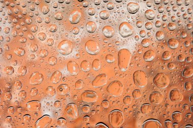 İn yakın kırmızı tuğla arka plan eski, damla ile kaplı üzerinde bir su damla su - yoğunlaşma.