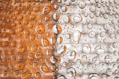 Yakın yukarı bir su damlaları bir kırmızı ve beyaz eski tuğla zemin kaplı, damla su - yoğunlaşma.