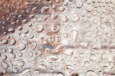 İn yakın kırmızı tuğla arka plan eski, damla ile kaplı üzerinde bir su damla su - yoğunlaşma.