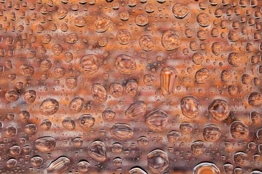 İn yakın kırmızı tuğla arka plan eski, damla ile kaplı üzerinde bir su damla su - yoğunlaşma.