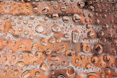 İn yakın kırmızı tuğla arka plan eski, damla ile kaplı üzerinde bir su damla su - yoğunlaşma.