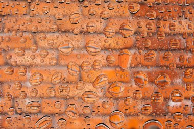 İn yakın kırmızı tuğla arka plan eski, damla ile kaplı üzerinde bir su damla su - yoğunlaşma.