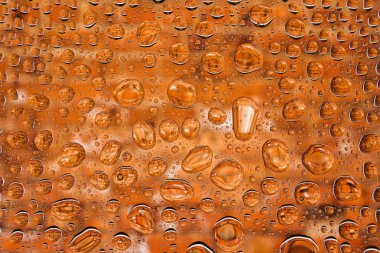 İn yakın kırmızı tuğla arka plan eski, damla ile kaplı üzerinde bir su damla su - yoğunlaşma.