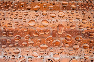 İn yakın bir su damlaları ile kaplı bir kırmızı eski stripted tuğla zemin üzerine, damla su - yoğunlaşma