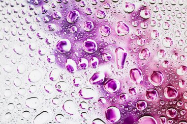 Bir damla su bir mor, pembe ve kırmızı beyaz zemin, degrade arka plan üzerinde yoğunlaşma üzerinde duman karşı Close-up