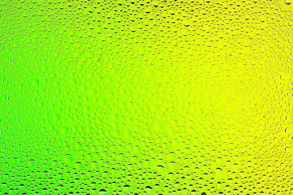 Yakın up bir su damlaları bir yeşil ve mavi degrade arka plan ile kaplı, damla su - yoğunlaşma.