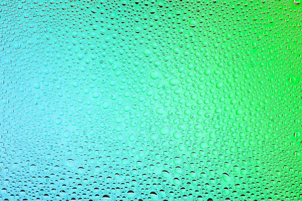 Yakın up bir su damlaları bir yeşil ve mavi degrade arka plan ile kaplı, damla su - yoğunlaşma.
