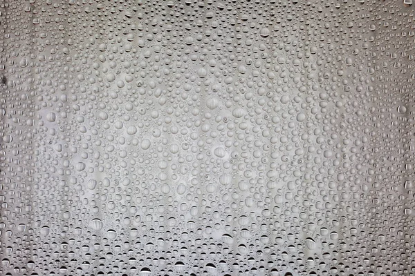 关闭在一个白色条纹背景上的水滴 覆盖着水滴凝结 — 图库照片