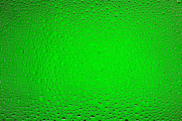 クローズ アップの滴で覆われた緑のグラデーション背景水滴 — ストック写真