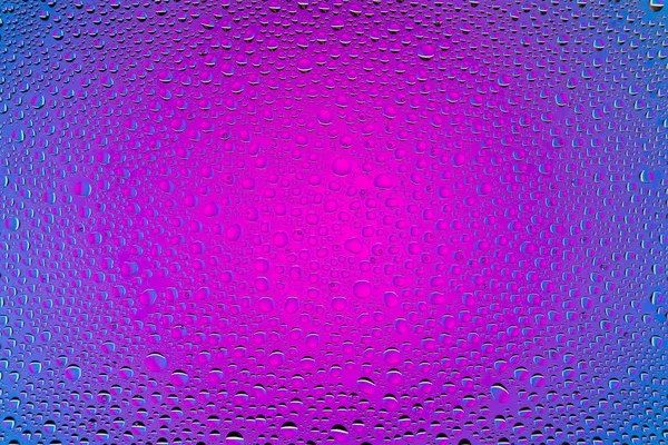 Yakın up bir su damlaları bir mor ve mavi degrade arka plan ile kaplı, damla su - yoğunlaşma.