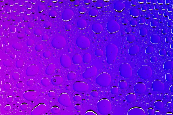 Nahaufnahme Eines Wassertropfens Auf Einem Violetten Und Blauen Hintergrund Mit — Stockfoto