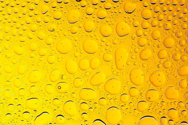 Close Uma Gota Água Sobre Fundo Gradiente Laranja Amarelo Coberto — Fotografia de Stock