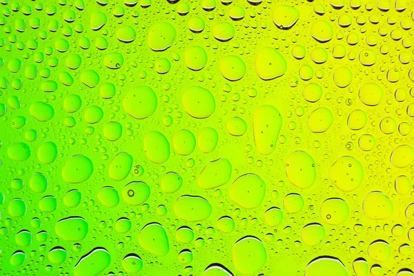 Close Uma Gota Água Sobre Fundo Gradiente Verde Azul Coberto — Fotografia de Stock
