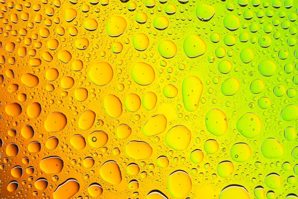 Primer Plano Una Gota Agua Sobre Fondo Gradiente Amarillo Naranja — Foto de Stock