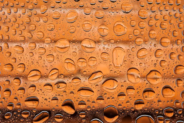 İn yakın kırmızı tuğla arka plan eski, damla ile kaplı üzerinde bir su damla su - yoğunlaşma.