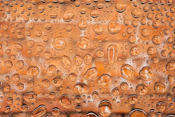 İn yakın kırmızı tuğla arka plan eski, damla ile kaplı üzerinde bir su damla su - yoğunlaşma.