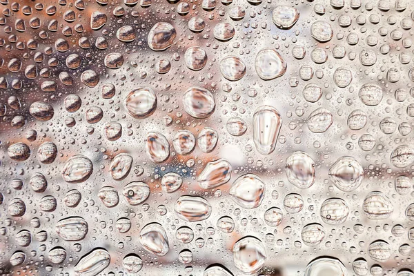 İn yakın kırmızı tuğla arka plan eski, damla ile kaplı üzerinde bir su damla su - yoğunlaşma.