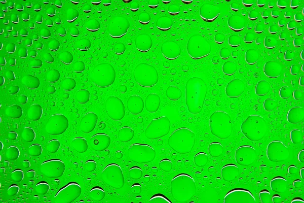 Detailní Záběr Vody Klesne Zeleném Pozadí Pokryté Kapkami Vody Kondenzační — Stock fotografie