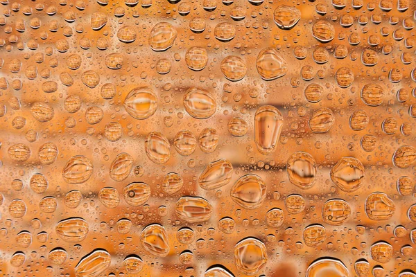 İn yakın kırmızı tuğla arka plan eski, damla ile kaplı üzerinde bir su damla su - yoğunlaşma.