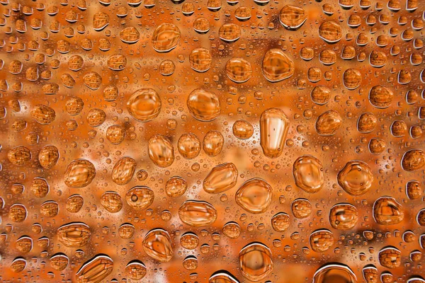 İn yakın kırmızı tuğla arka plan eski, damla ile kaplı üzerinde bir su damla su - yoğunlaşma.