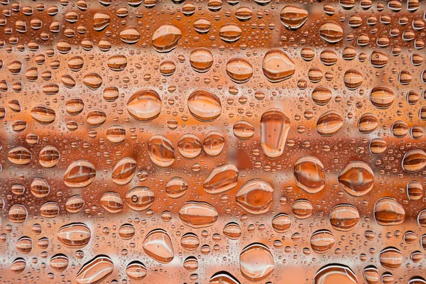 İn yakın bir su damlaları ile kaplı bir kırmızı eski stripted tuğla zemin üzerine, damla su - yoğunlaşma