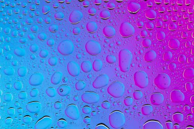 Yakın up bir su damlaları bir mor ve mavi degrade arka plan ile kaplı, damla su - yoğunlaşma