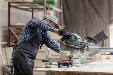 Marangoz, tahta kesmek için testere, demir testeresi, inşaat ve onarım, onarım ve inşaat aletlerini testereyle kesmiş.