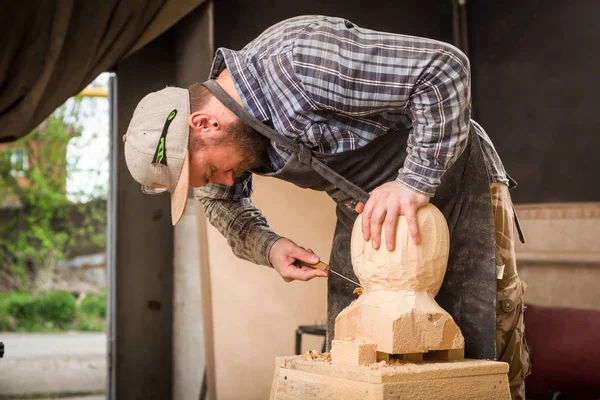 Joven Carpintero Una Ropa Trabajo Sierra Cabeza Hombre Con Árbol —  Fotos de Stock