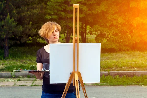 Artista Jovem Pinta Uma Tela Uma Paisagem Urbana Verão Pinturas — Fotografia de Stock