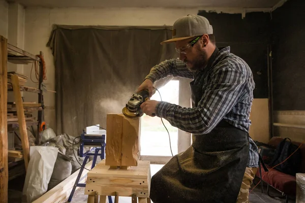 Truhlář Pracovní Oděvy Malé Buiness Majitel Pracuje Dílně Dřevěné Výrobky — Stock fotografie