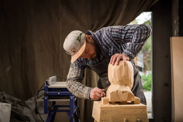 Primer Plano Carpintero Constructor Ropa Trabajo Sierra Para Cortar Escultura —  Fotos de Stock