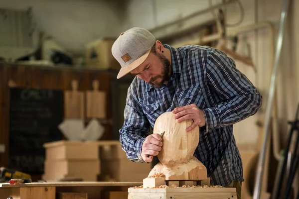 Gros Plan Menuisier Constructeur Vêtements Travail Scie Découper Sculpture Tête — Photo