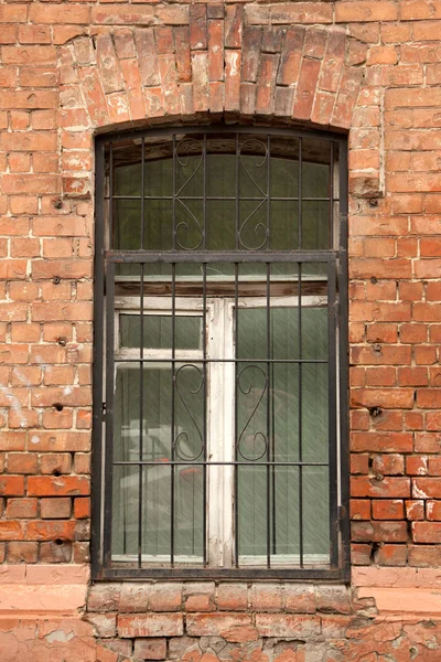 Bir metal ızgara metal bir kilit ile eski bir pencere. Antika arka plan