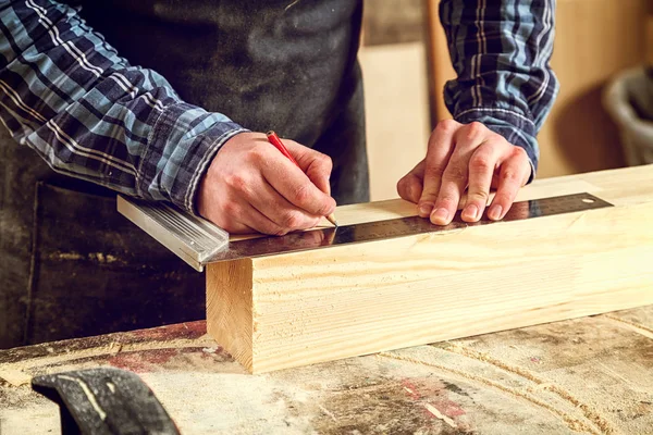 Primer Plano Hombre Mide Una Tabla Madera Con Una Regla — Foto de Stock