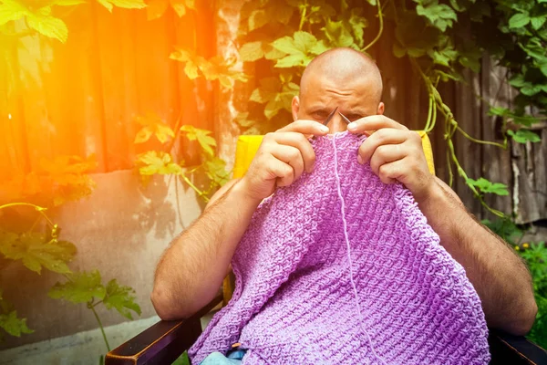 Homem Careca Jovem Senta Uma Poltrona Tricota Uma Camisola Fios — Fotografia de Stock
