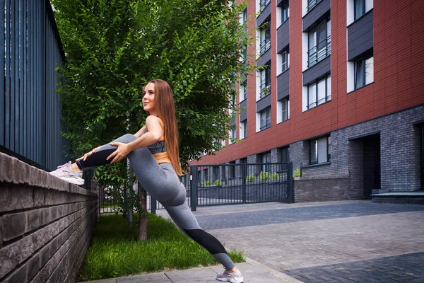 Jovem Mulher Cabelos Escuros Esportista Top Curto Desportivo Leggings Ginásio — Fotografia de Stock