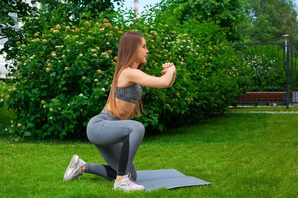 Dark Haired Woman Coach Sporty Short Top Gym Leggings Makes — Stock Photo, Image