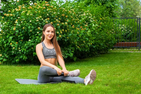 Mulher Fina Bonita Desportista Fazendo Exercício Estende Pernas Antes Treinar — Fotografia de Stock